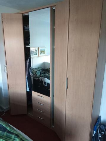Te koop kleding kast met harmonica deuren  beschikbaar voor biedingen