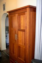 Hoge woonkamerkast van kersenhout, Huis en Inrichting, Kasten | Kledingkasten, Ophalen, Gebruikt, 100 tot 150 cm, 200 cm of meer