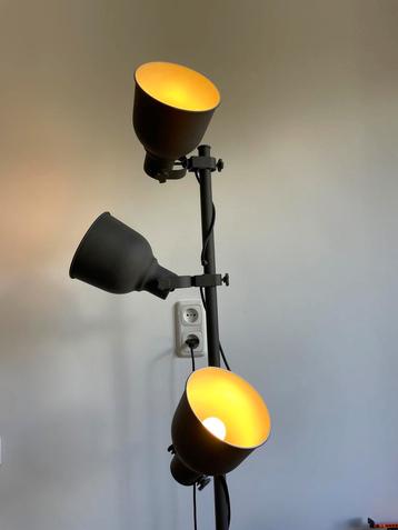 Industriele lamp met 3 verstelbare lampen beschikbaar voor biedingen