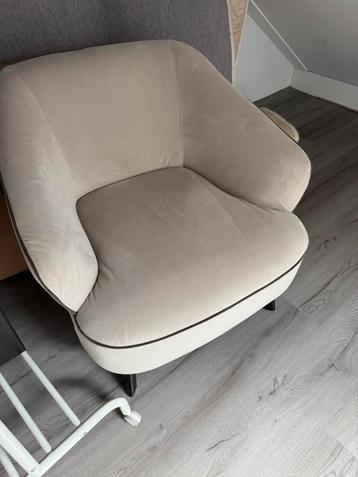 Mooie en comfortabele fauteuil beschikbaar voor biedingen