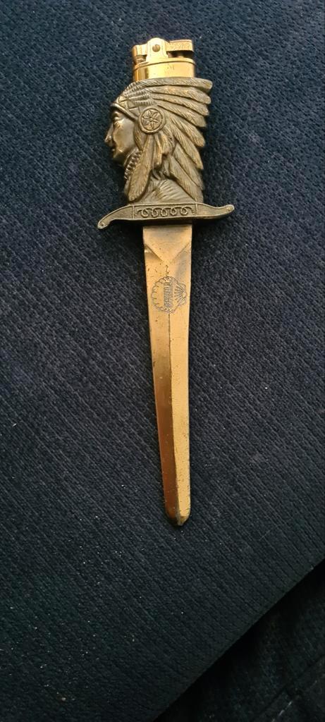 Vintage Aansteker in de vorm van een Indiaanse Dolk, Antiek en Kunst, Antiek | Overige Antiek, Ophalen of Verzenden