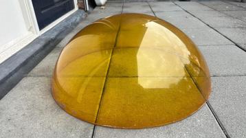 Vintage amberkleurige kunststof bol – 54 cm diameter beschikbaar voor biedingen