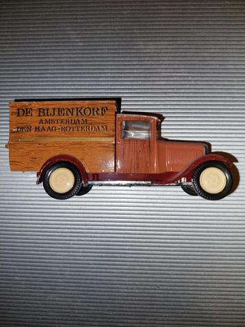 Vintage Bijenkorf Auto Model beschikbaar voor biedingen