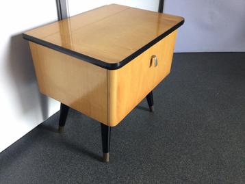 Vintage beukenhouten nachtkastje beschikbaar voor biedingen