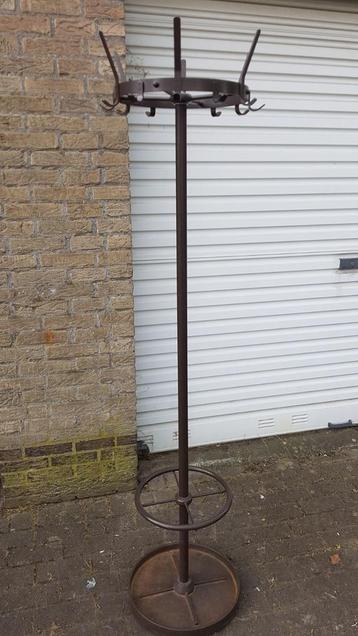 Zware ijzeren kapstok te koop  beschikbaar voor biedingen