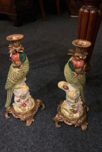 Porseleinen kandelaren papegaai met bronzen ornamenten beschikbaar voor biedingen