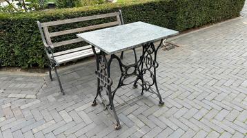 Klasiek bankje met tafeltje hardsteen beschikbaar voor biedingen
