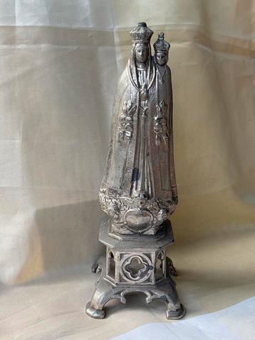 Maria met kind beeld op voetstuk beschikbaar voor biedingen