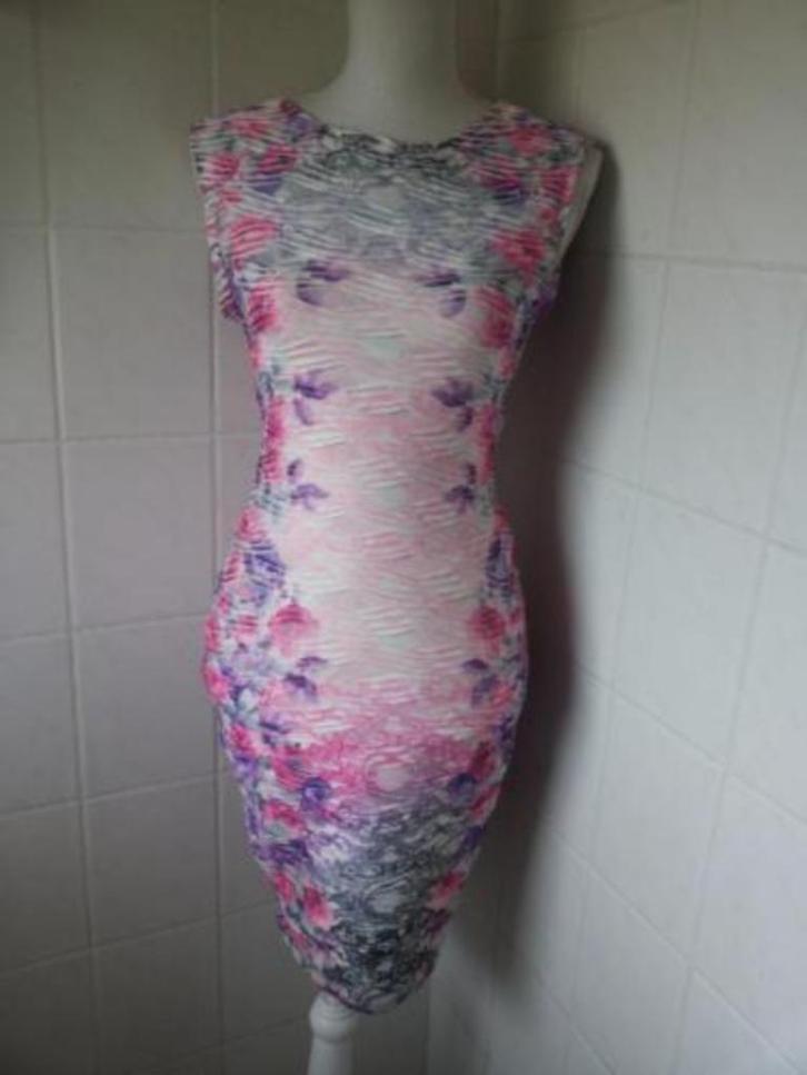Jurk mooie stretch met bloemmotief maat 38, Kleding | Dames, Jurken, Zo goed als nieuw, Maat 38/40 (M), Roze, Knielengte, Ophalen of Verzenden