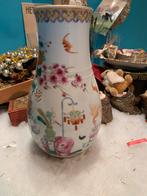 Antieke Chinese vaas met bloemmotieven, Ophalen of Verzenden