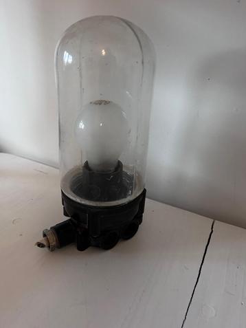 Vintage Industriele Buitenlamp Wandlamp met bakeliet  beschikbaar voor biedingen