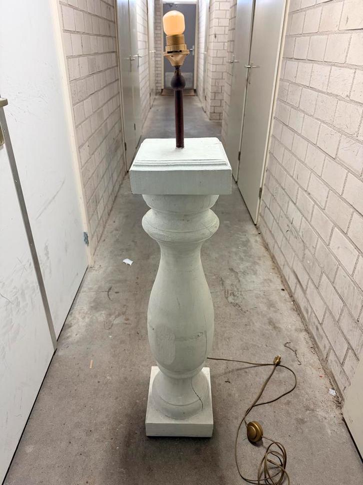 Staande lamp met witte voet, Huis en Inrichting, Woonaccessoires | Zuilen en Pilaren, Gebruikt, Ophalen