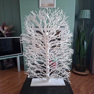 Decoratieve witte takkenboom beschikbaar voor biedingen