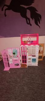 Barbie poppenhuis met keuken en kledingkast., Ophalen, Zo goed als nieuw, Toebehoren
