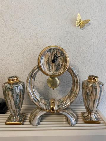 Vintage Tafelklok met Vazen Set beschikbaar voor biedingen