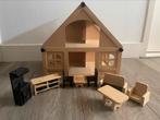 Houten poppenhuis met zwarte details en meubeltjes, Kinderen en Baby's, Speelgoed | Poppenhuizen, Poppenhuis, Gebruikt, Ophalen