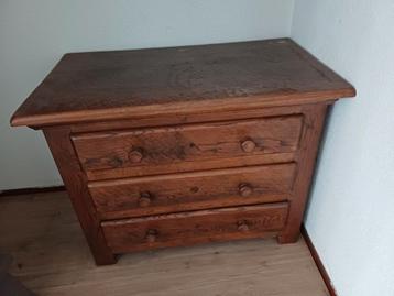 Houten kast met 3 lades GRATIS  beschikbaar voor biedingen