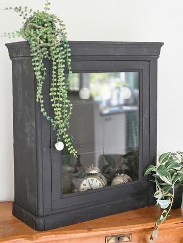 Grote antieke vitrinekast/ eierkast beschikbaar voor biedingen