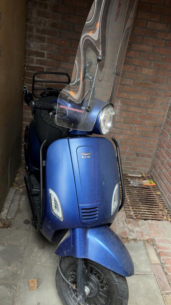 Zeer nette scooter, Fietsen en Brommers, Snorfietsen en Snorscooters, Ophalen of Verzenden, Zo goed als nieuw, Benzine, Overige merken