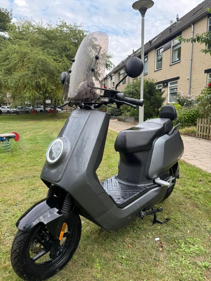 NIU N1s - Mat Grijs - Geel Kenteken - Veel Extra's, Fietsen en Brommers, Snorfietsen en Snorscooters, Gebruikt, Overige merken