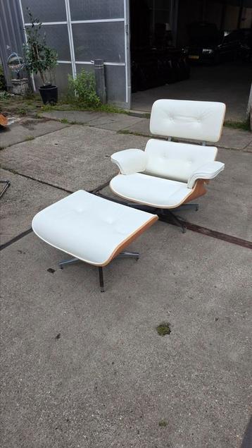 Wit leren Eames lounge chair met ottoman beschikbaar voor biedingen
