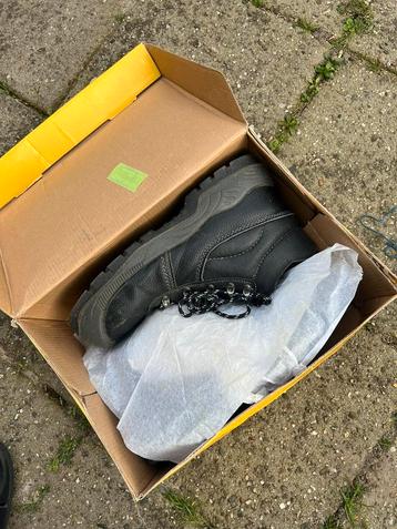 Werkschoenen maatje 44 en 40 beschikbaar voor biedingen