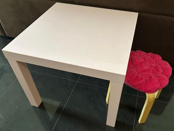 roze ikea lack tafel met kruk, leuk voor de kinderkamer, Kinderen en Baby's, Kinderkamer | Tafels en Stoelen, Gebruikt, Tafel(s)