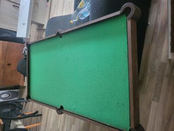 Leuk kinder poeltafel beschikbaar voor biedingen