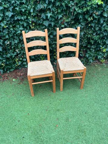 Houten stoelen met rieten zitting (2 stuks)