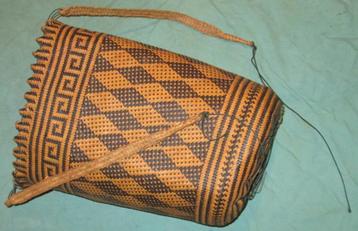 Dayak rotan tasje of rugzak -Indonesië beschikbaar voor biedingen