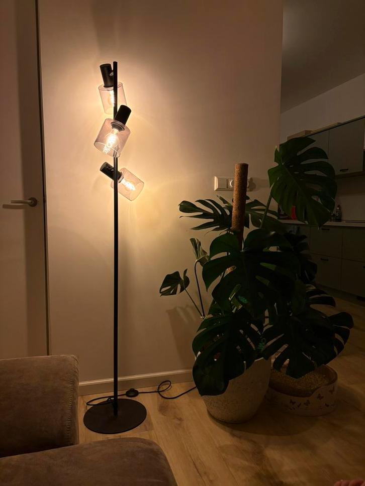 Zwart stalen vloerlamp met smoke glas, Huis en Inrichting, Lampen | Vloerlampen, Zo goed als nieuw, 150 tot 200 cm, Glas, Ophalen