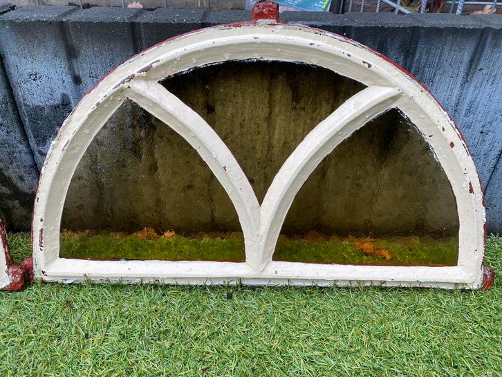 2 Authentieke Halfrond Gietijzeren Stalramen incl glas, Doe-het-zelf en Verbouw, Glas en Ramen, Zo goed als nieuw, Minder dan 80 cm