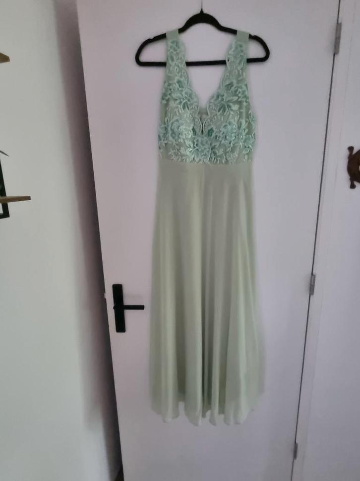 Mintgroene Jurk met Bloemendetails, Kleding | Dames, Jurken, Zo goed als nieuw, Maat 42/44 (L), Groen, Onder de knie, Ophalen of Verzenden