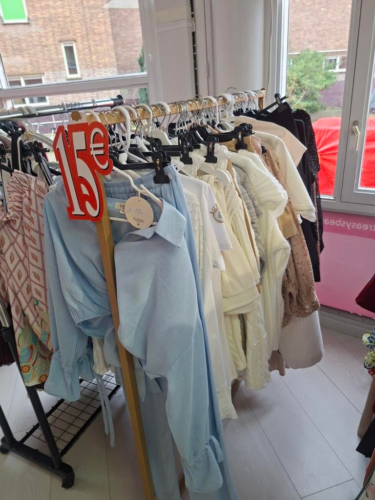 Kledingrek met diverse kledingstukken, Kleding | Dames, Kledingrekken, Ophalen of Verzenden, Met wielen, Gebruikt