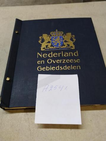 postzegel album Nederlands en overzeese gebieden beschikbaar voor biedingen
