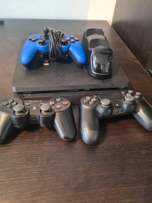 PS4 + Games + Controllers + Oplaadstation, Spelcomputers en Games, Spelcomputers | Sony PlayStation 4, Zo goed als nieuw, Slim