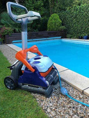 Zwembadrobot Dolphin astral ultrakleen beschikbaar voor biedingen