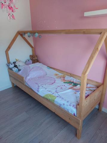 Houten kinderbed huismodel 80x200 + lattenbodem beschikbaar voor biedingen