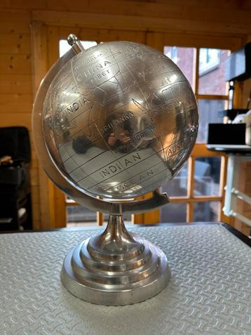 Zilverkleurige Wereldbol Decoratie beschikbaar voor biedingen