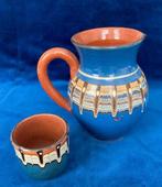 Kleurrijke aardewerken waterkan/ vaas met beker., Antiek en Kunst, Ophalen of Verzenden