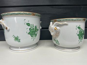 2 Vintage Bloempotten met Gouden Details beschikbaar voor biedingen
