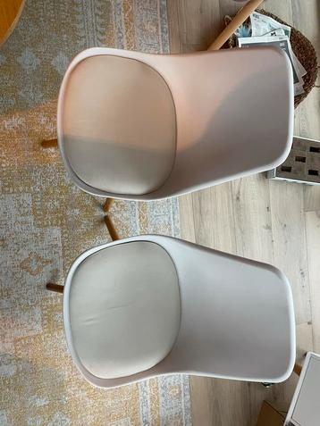 2 Witte stoelen met houten onderstel