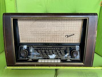 Antieke Blaupunkt radio, omgebouwd naar Bluetooth. 