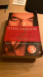 Stieg Larsson - De vrouw die met vuur speelde, Ophalen of Verzenden, Gelezen, Stieg Larsson