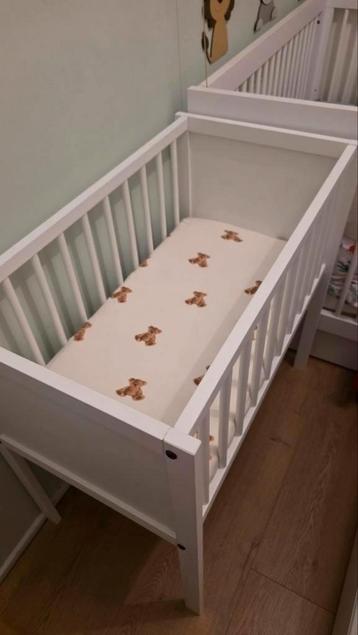 Matt witte baby wieg met matras en toebehoren beschikbaar voor biedingen