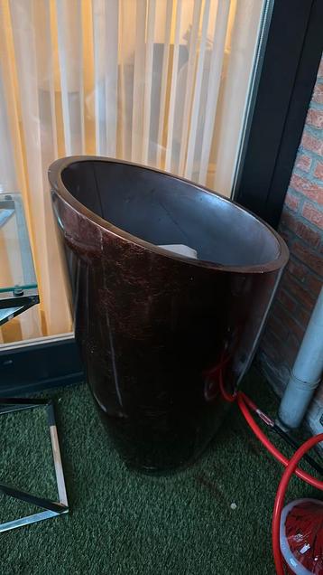 Brons kleurige bloempot 90 hoog 50cm diep  beschikbaar voor biedingen
