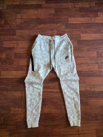 Nike Tech camo broek wit beschikbaar voor biedingen