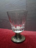 geslepen borrel glas op verzilverde voet 7.5 cm hoog, Antiek en Kunst, Curiosa en Brocante, Ophalen of Verzenden