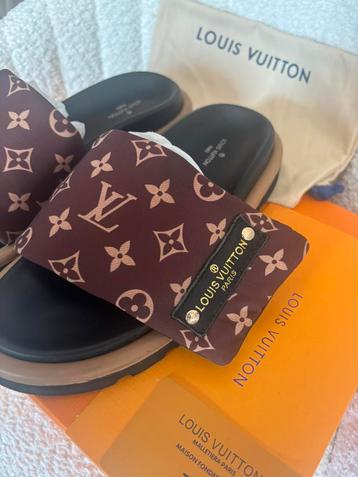 Louis Vuitton Pool Pillow Flat Luxe - Dames Slippers 39 beschikbaar voor biedingen