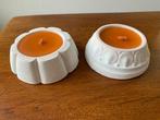 2 Oranje Kaarsen in Witte Keramieken Houder Nieuw, Ophalen of Verzenden, Nieuw, Overige materialen, Minder dan 25 cm